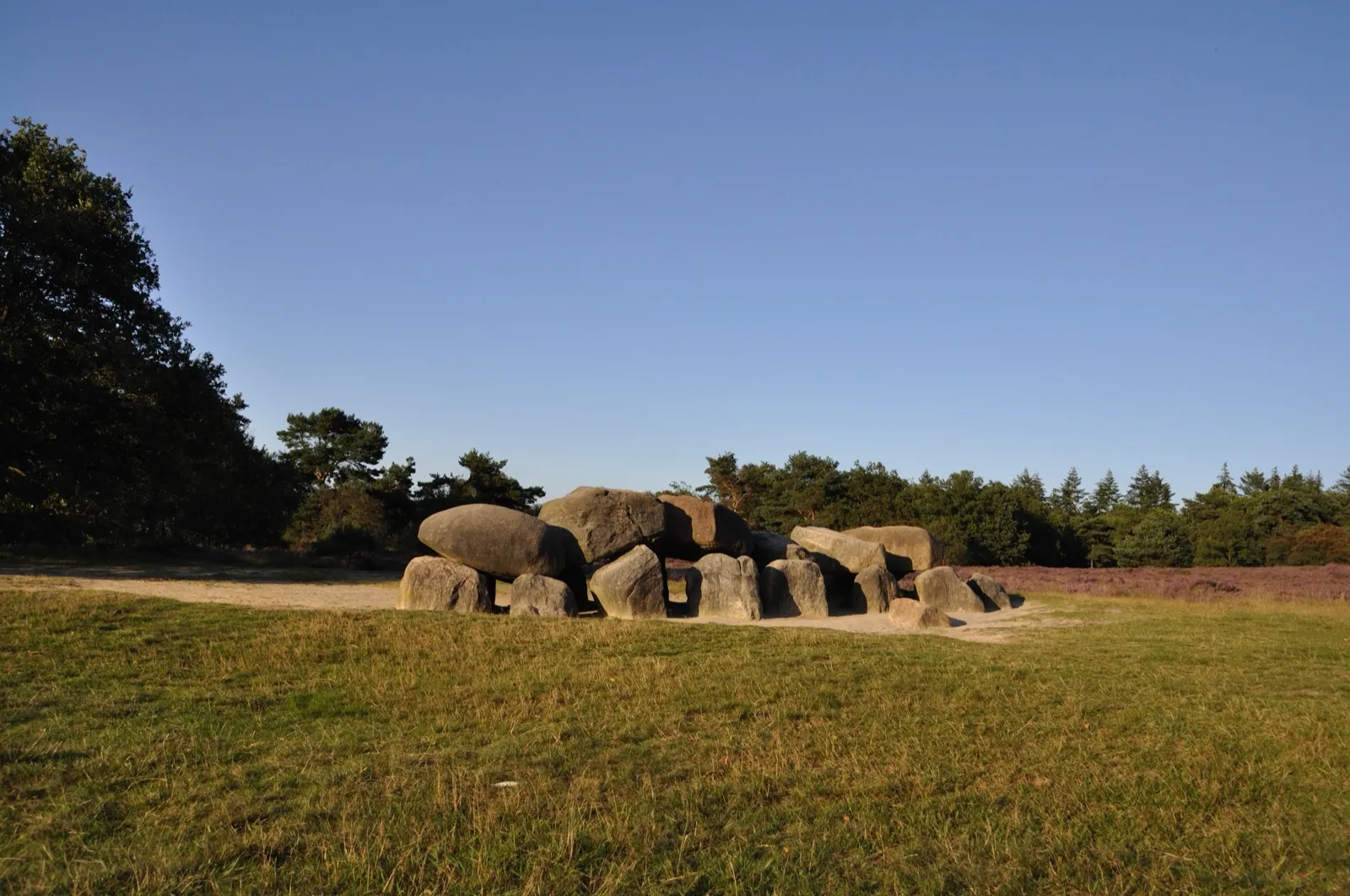 Het grote hunebed van Havelte op een open heideveld onder een strakblauwe lucht