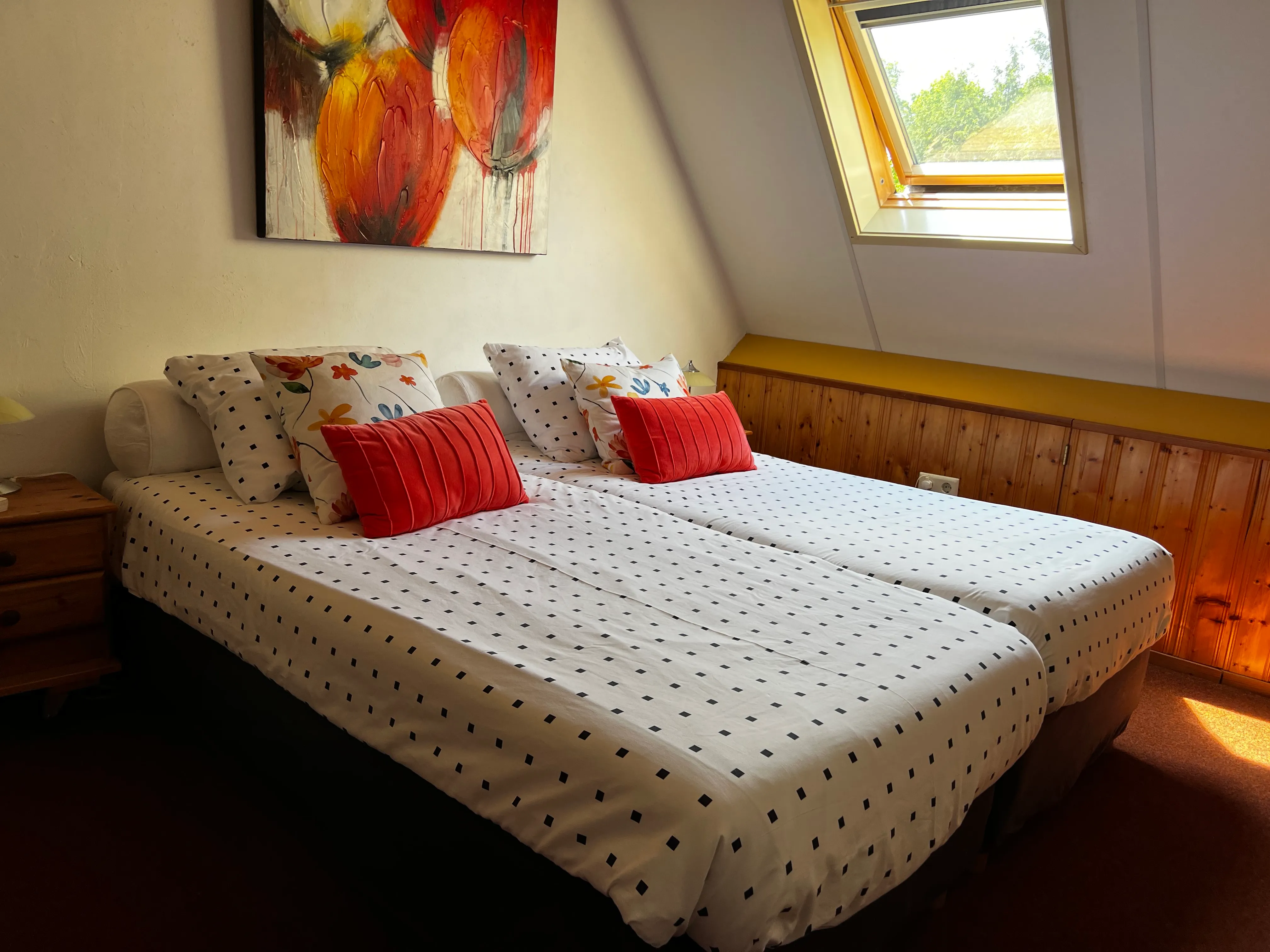 Detail van Kamer 2 met zithoekje bij het raam