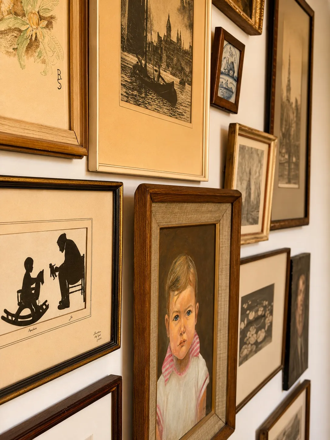 Detail van de schilderijenwand in De Bibliotheek