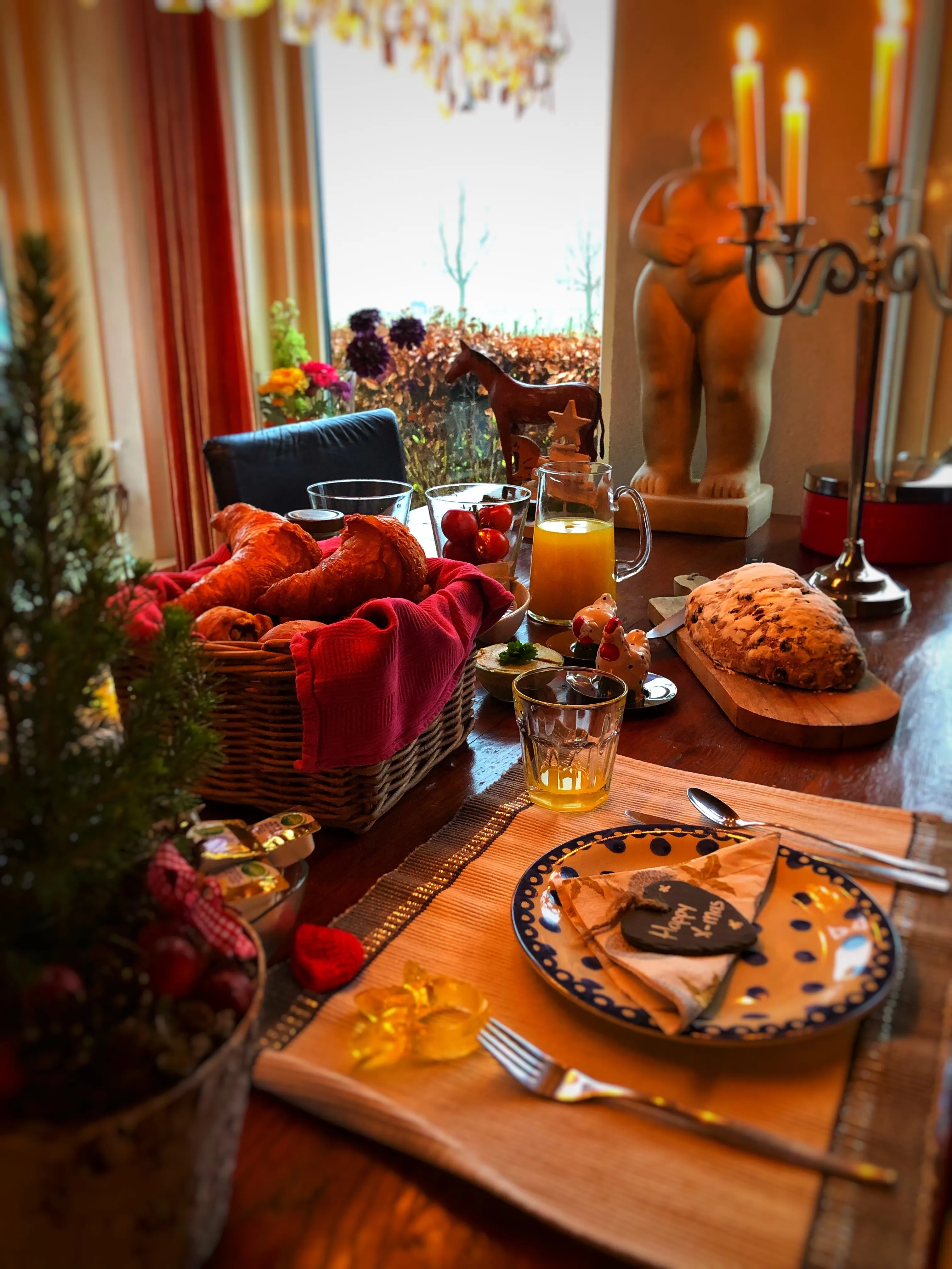 Ontbijt buiten op het zonnige terras van B&B Zandhuizen