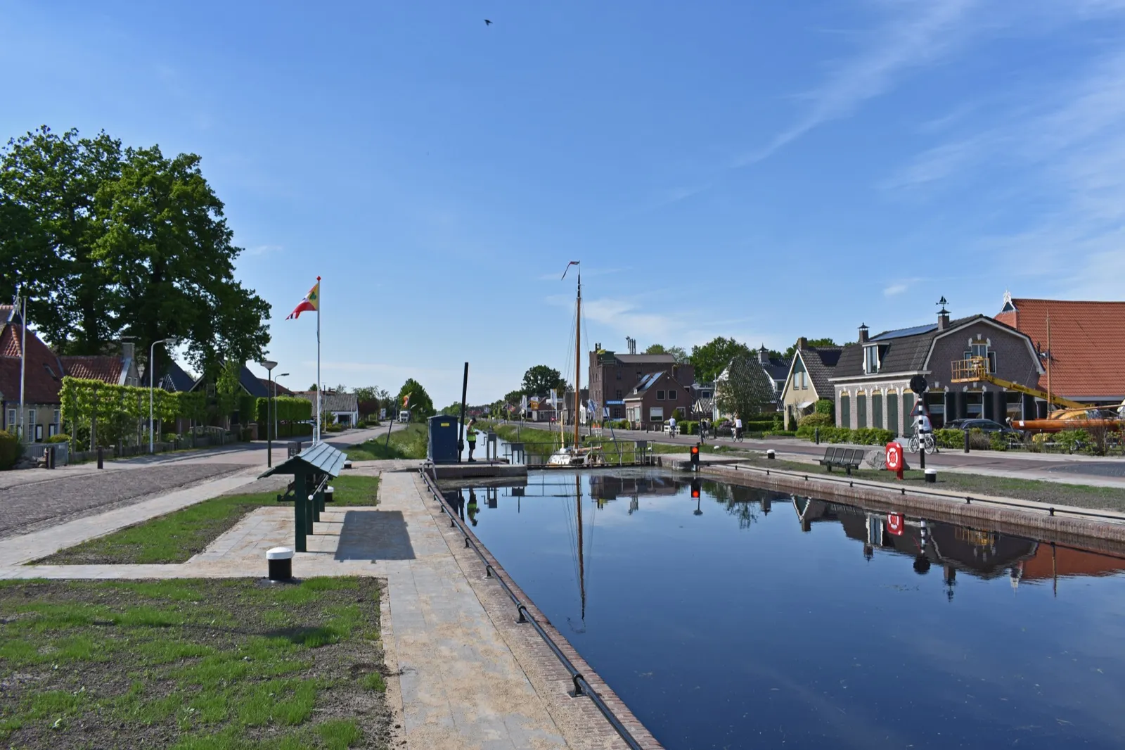 De Opsterlandse Compagnonsvaart bij Appelscha, onderdeel van de Turfroute, met een sluis en dorpshuizen langs het water